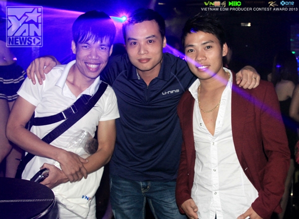 
	
	Admin Lê Tuấn chụp hình lưu niệm cùng DJ Kalista và DJ Uno Hoàng Anh